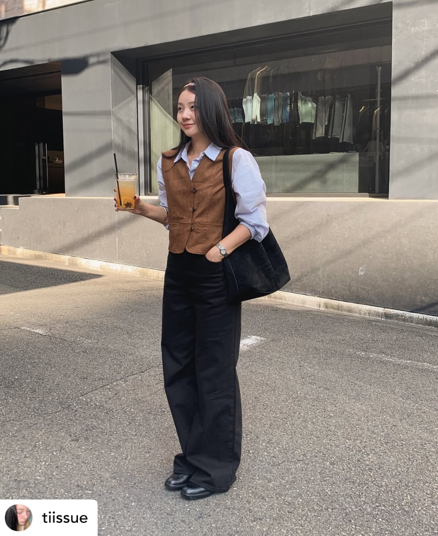 韓系背心外穿示範 — 棕色西裝背心 + 淺藍寬版襯衫 + 黑色寬版西裝褲