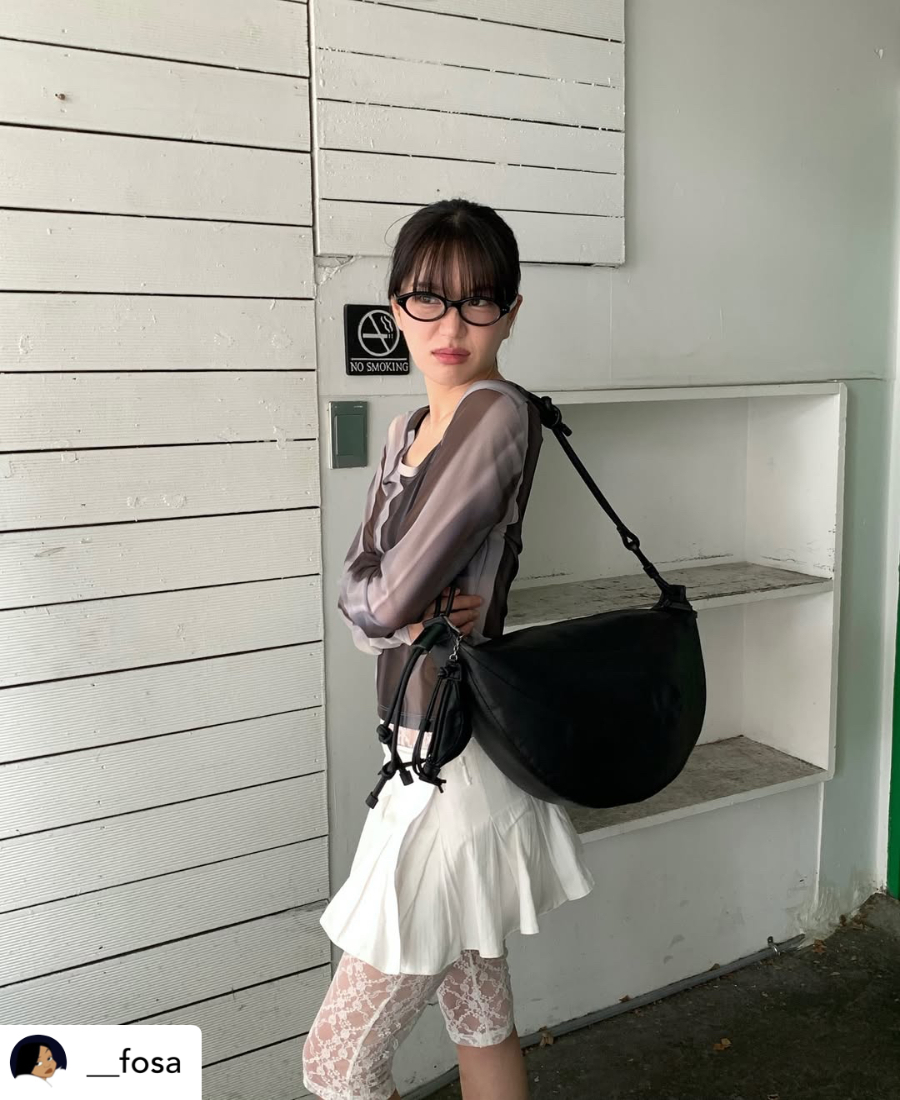 2026 春夏透膚設計 + 蕾絲元素 — 紗質薄上衣搭配白色百褶短裙與蕾絲內搭